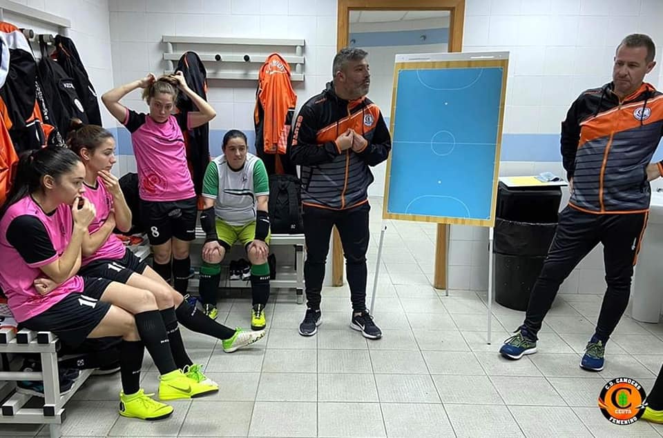 Imagen de los entrenadores del Camoens Femenino en el vestuario.