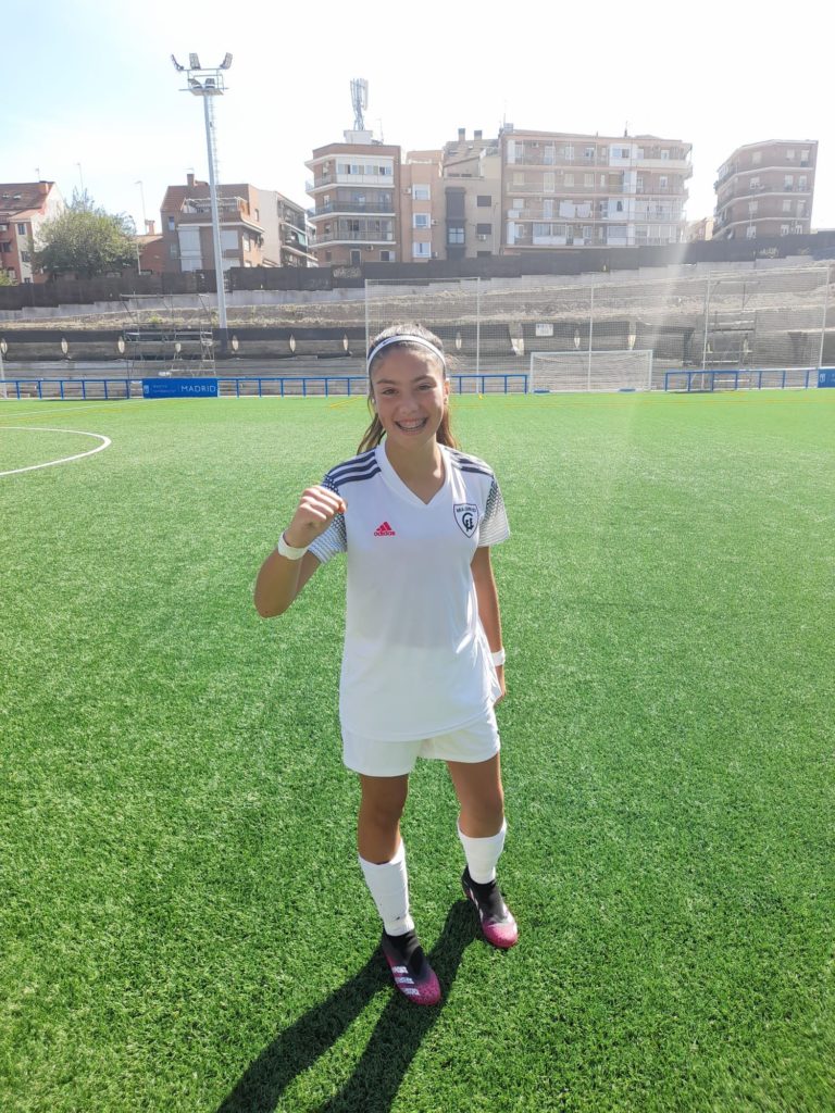 Hat-trick de Ángela Ortiz en su estreno oficial de blanco