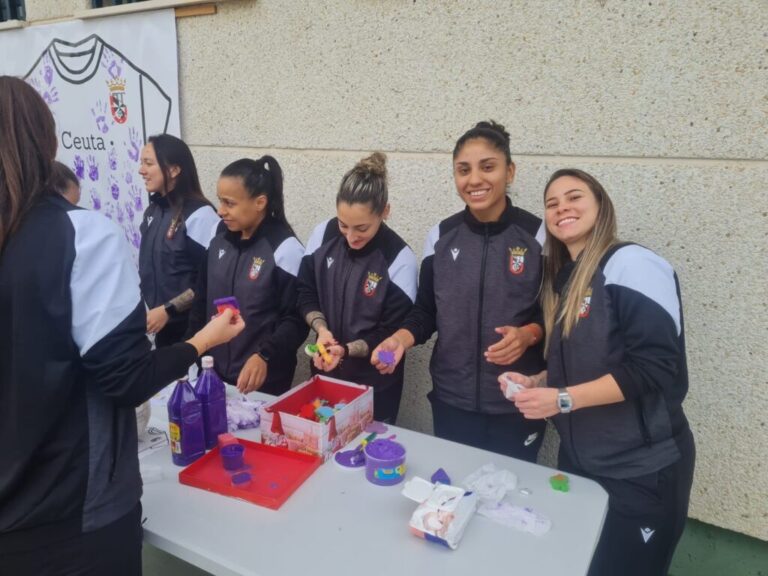 La AD Ceuta FC femenino visita el CEE ‘San Antonio’ en el Día Internacional contra la violencia de género