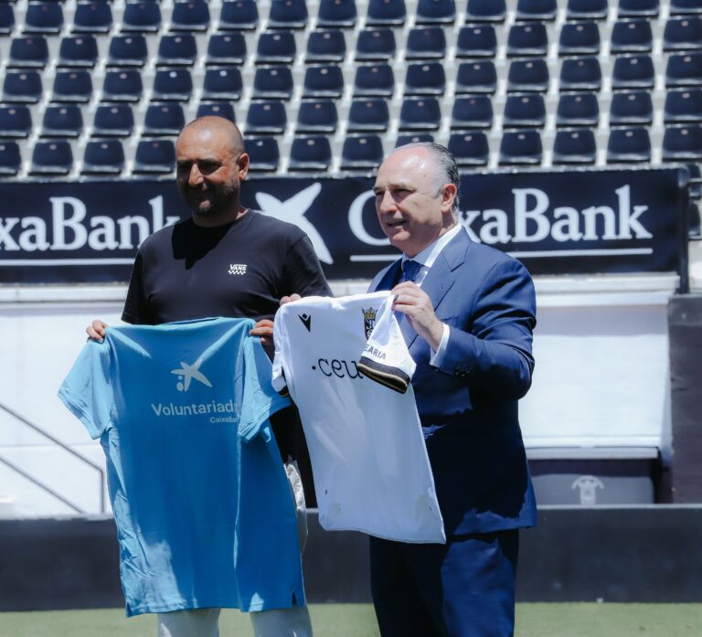 CaixaBank junto a la AD Ceuta FC organizan una tarde de juegos solidaria.