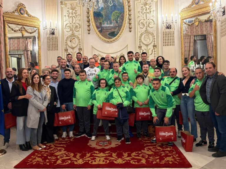 El Presidente de la Ciudad, Juan Vivas, recibe al equipo Genuine antes de partir a  Tarragona