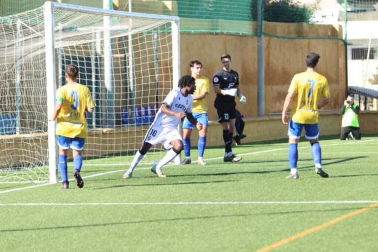 (2-1) El Ceuta ‘B’  vence al Tomares en partido aplazado y vuelve al ‘play-off’