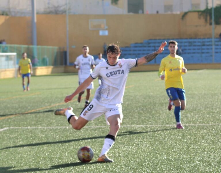 (1-0) Un gol de Michael da la victoria al Ceuta B ante el Conil