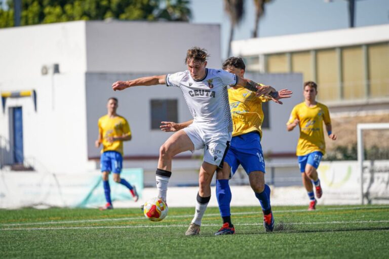 (0-2) El Ceuta ‘B’ vence en Tomares y apura sus opciones de play-off